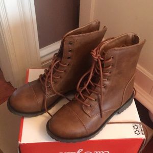 New with tag girls brown boots